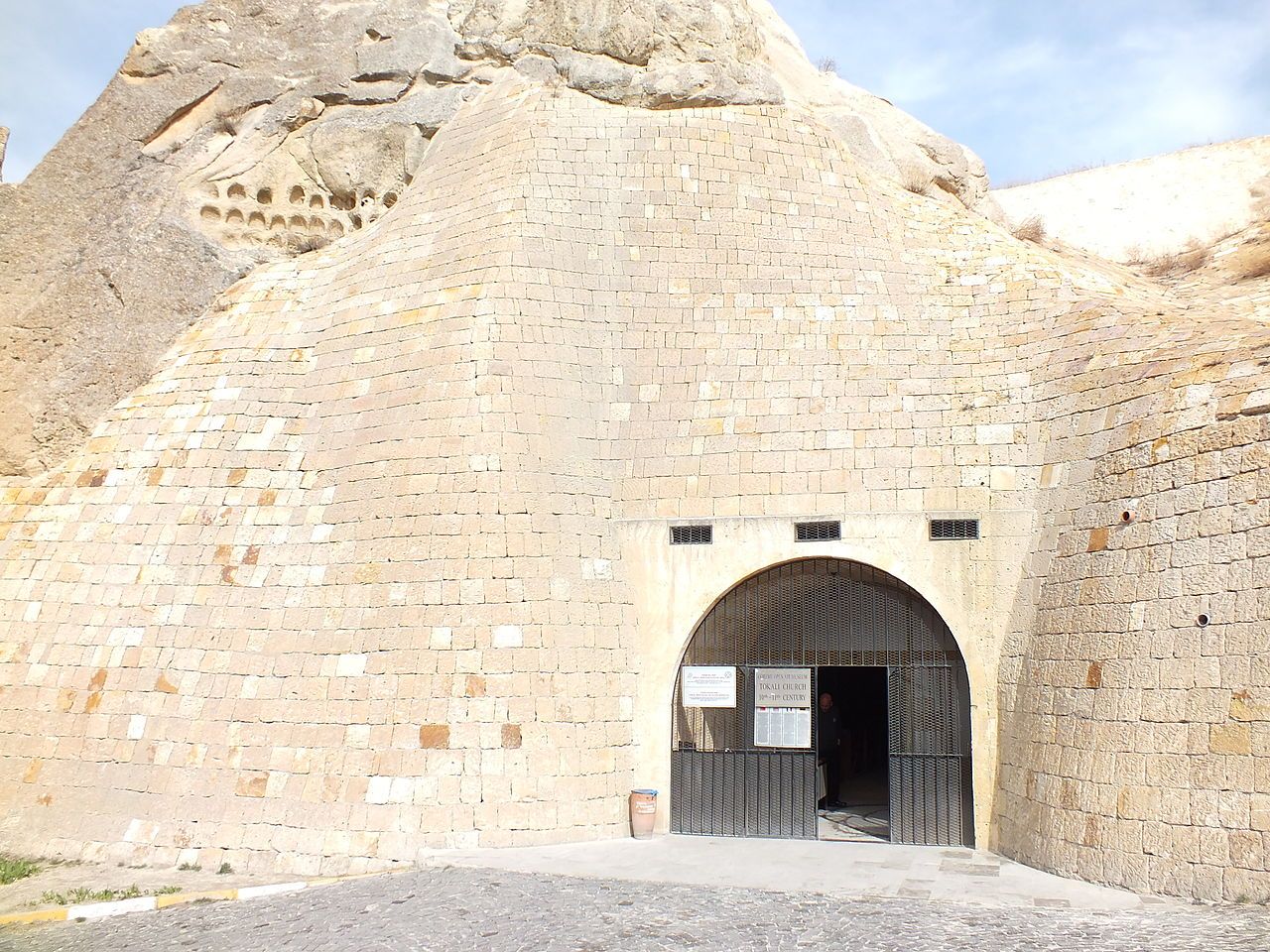 Entrada da Tokalı Kilise, uma das igrejas da Capadócia, escavada na rocha em Göreme.