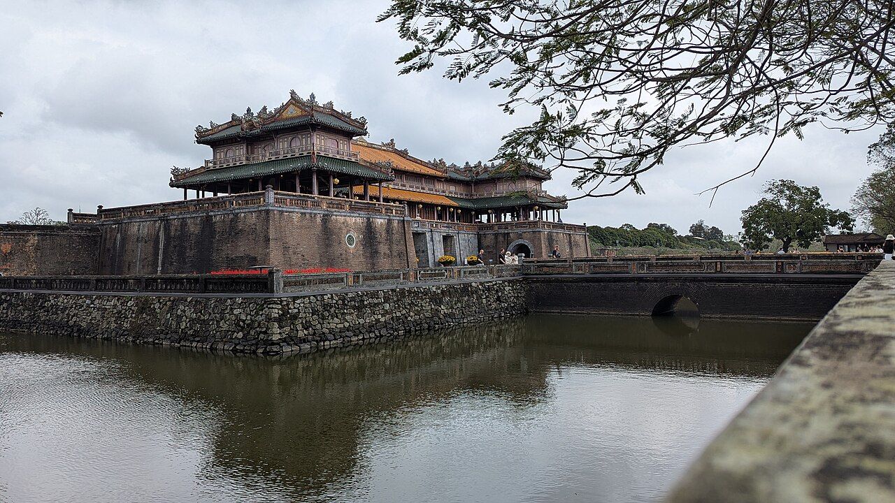Portão da Cidade Imperial de Hue diante de um fosso com água e ponte, Vietnã