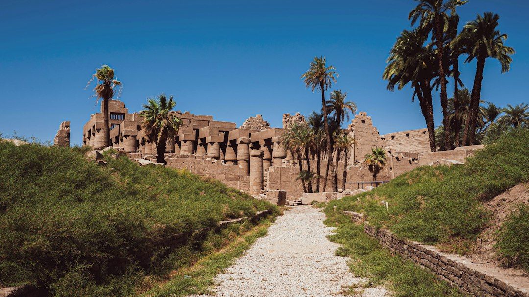 Construções e caminhos do complexo de Karnak, em Luxor