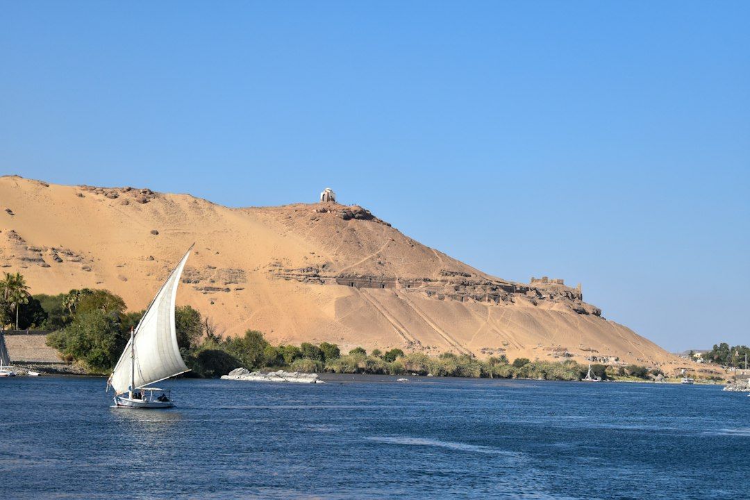 Felucca no Nilo diante das Tumbas dos Nobres, em Aswan