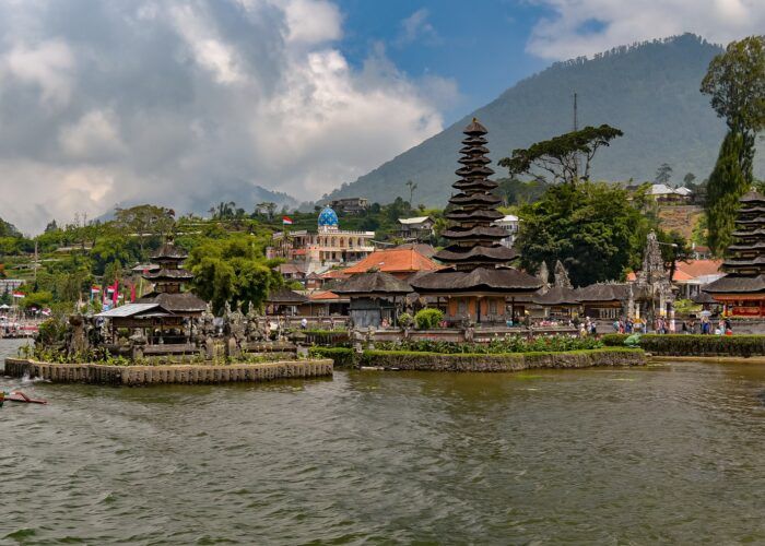 Templo Ulun Danu Beratan às margens do lago em Bali.