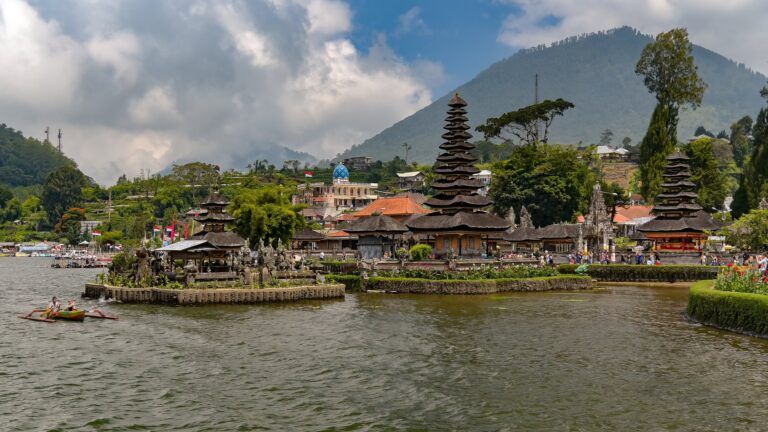 Templo Ulun Danu Beratan às margens do lago em Bali.