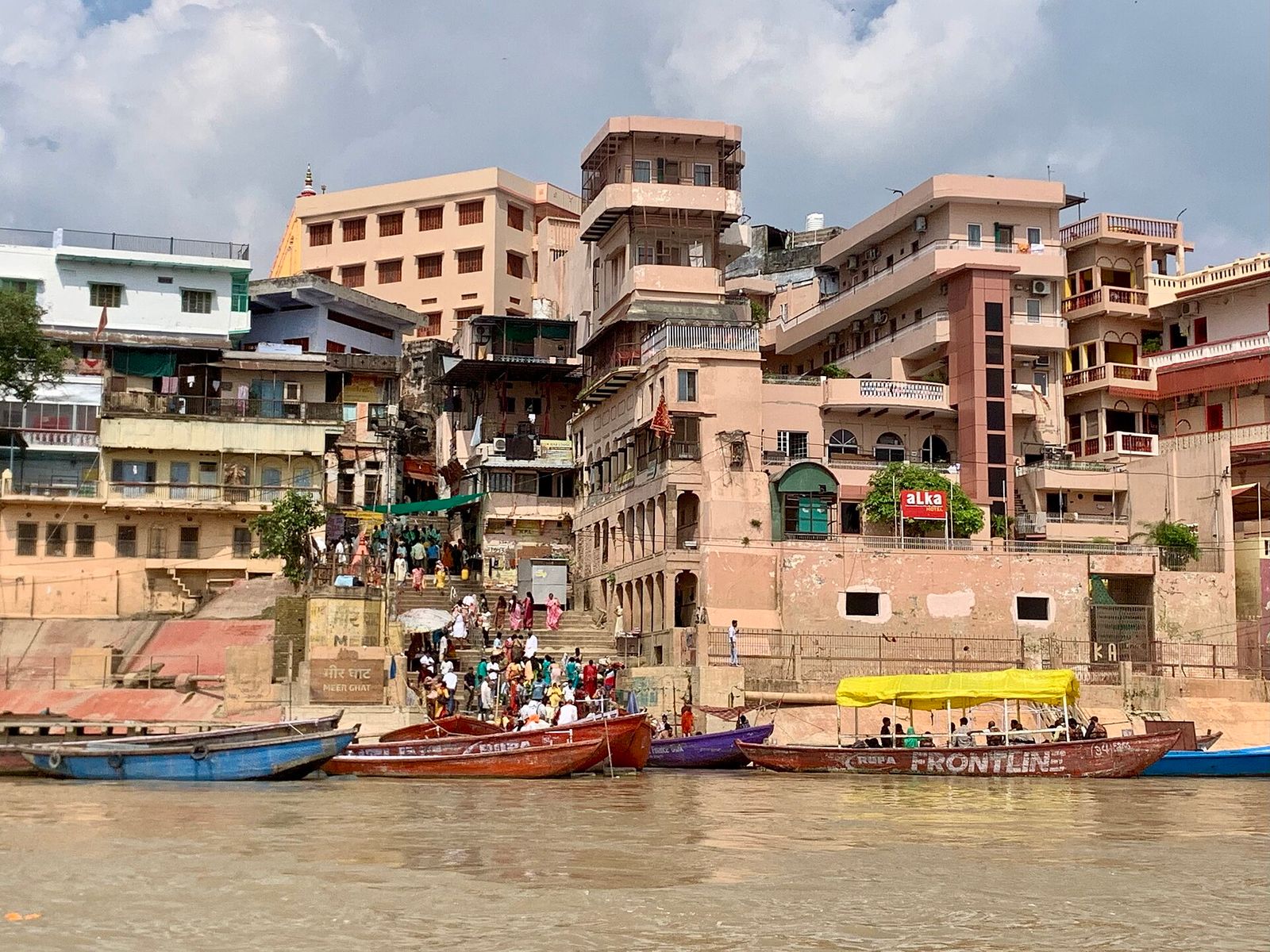 Ghats e construções de Varanasi vistos do Ganges