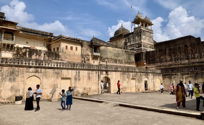 Pátio e muralhas do Forte de Amber em Jaipur