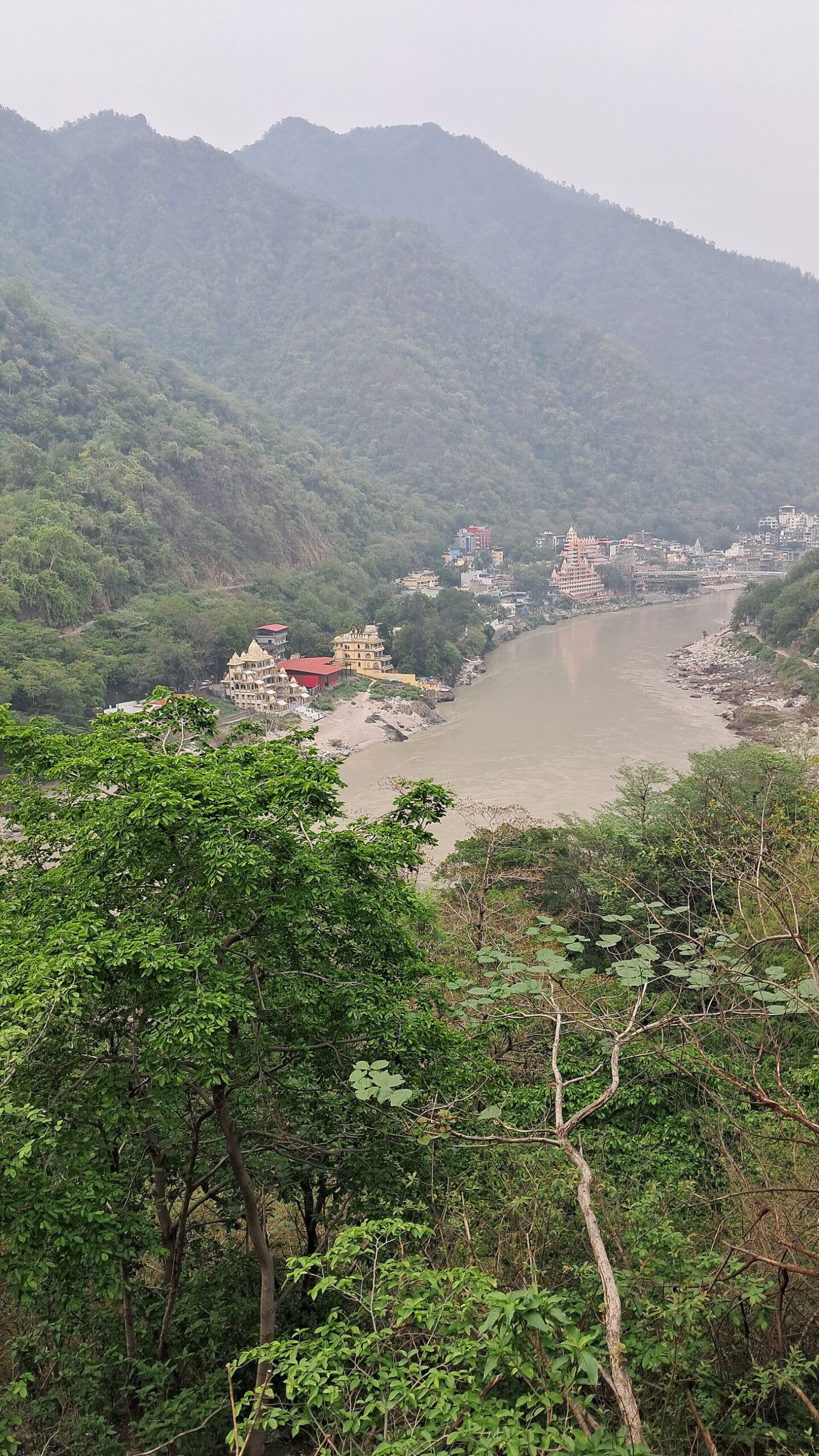 Curva do Ganges e colinas verdes na paisagem de Rishikesh
