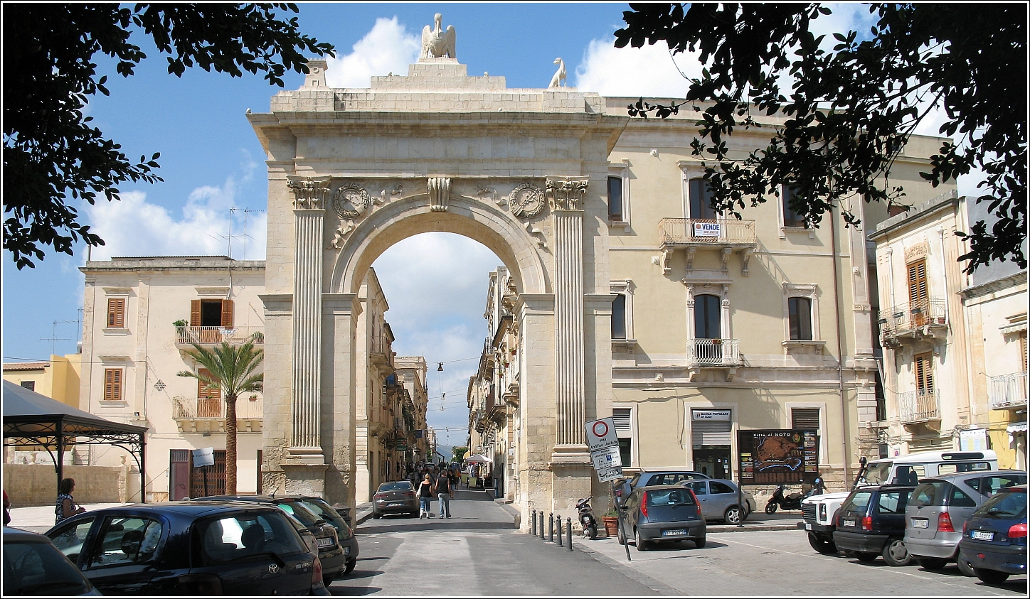 Porta Reale, arco de entrada para o centro de Noto, na Sicília.