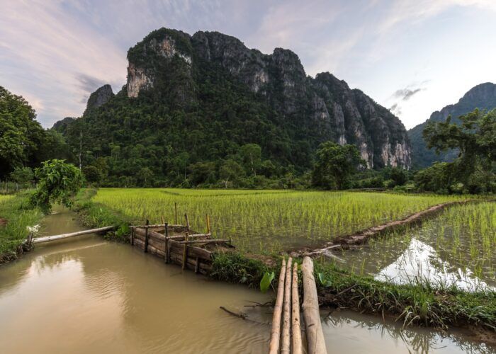 Montanhas cársticas e campos verdes em Vang Vieng, no Laos.