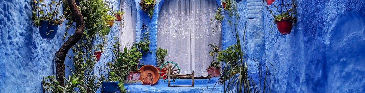 Pátio azul em Chefchaouen, Marrocos