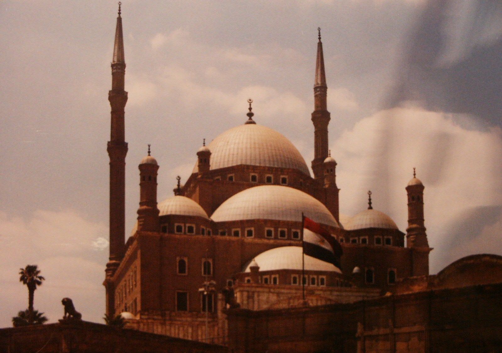 Mesquita de Muhammad Ali, na Cidadela do Cairo, com cúpulas e dois minaretes, fotografada em 2002.