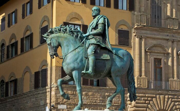 Estátua equestre de Cosimo I de’ Medici na Piazza della Signoria, em Florença.