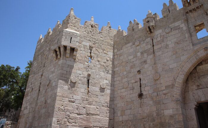 Fachada e entrada da Porta de Damasco, nas muralhas da Cidade Velha de Jerusalém.