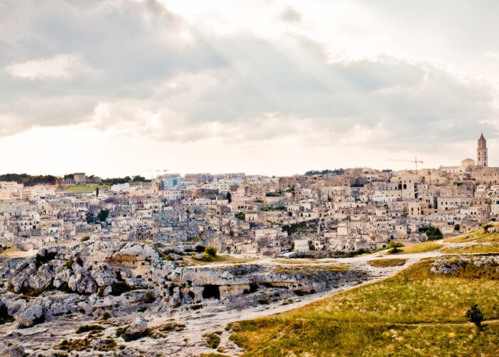 Panorama dos Sassi de Matera, na Basilicata, com a cidade histórica sobre o vale