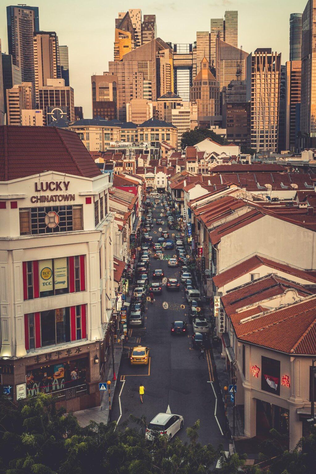 Rua de Chinatown, em Singapura, entre casas comerciais de telhados vermelhos e a fachada Lucky Chinatown.