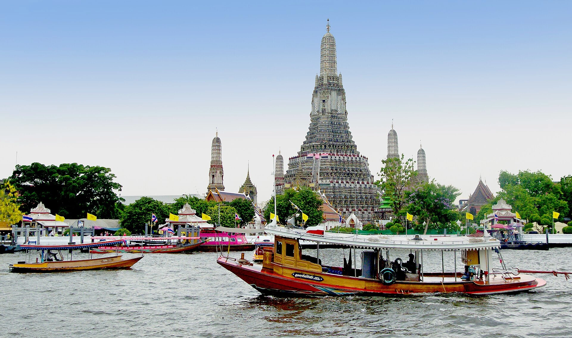 Wat Arun às margens do Chao Phraya, em Bangkok.