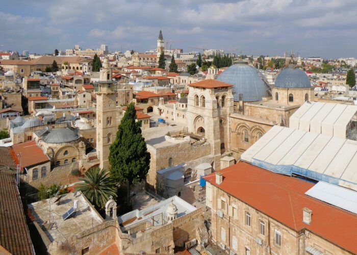Cidade Antiga de Jerusalém e cúpulas da Igreja do Santo Sepulcro
