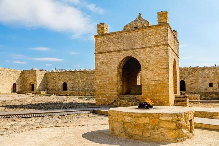 Altar de pedra com uma chama no pátio do templo de Ateshgah, perto de Baku.