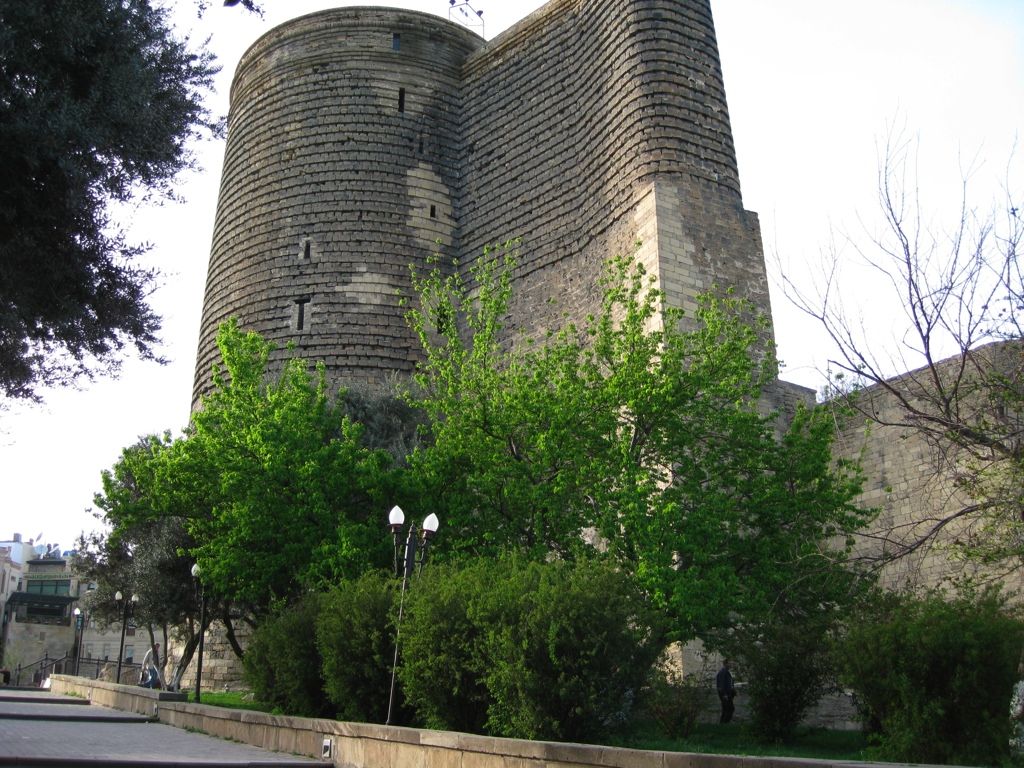 Torre da Donzela em Icherisheher, Baku, vista junto às árvores.