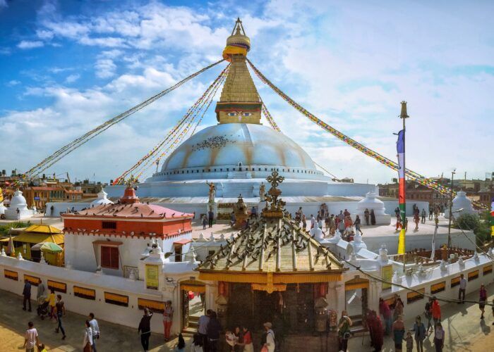 Estupa de Boudhanath com bandeiras de oração, em Kathmandu