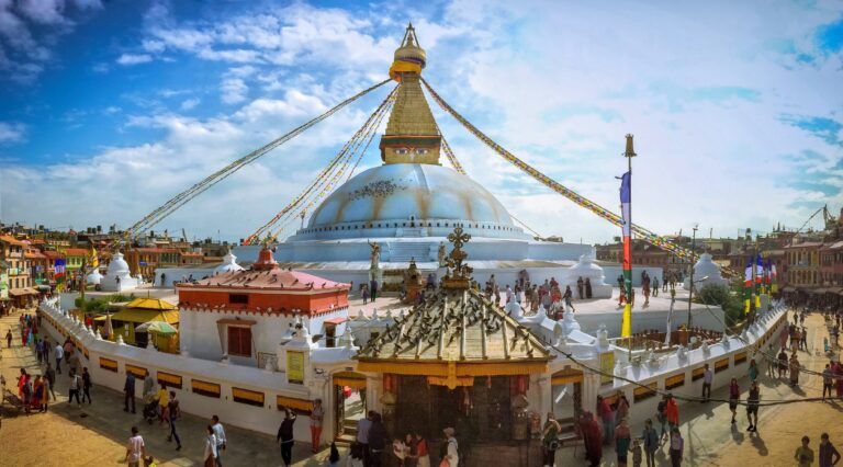 Estupa de Boudhanath com bandeiras de oração, em Kathmandu
