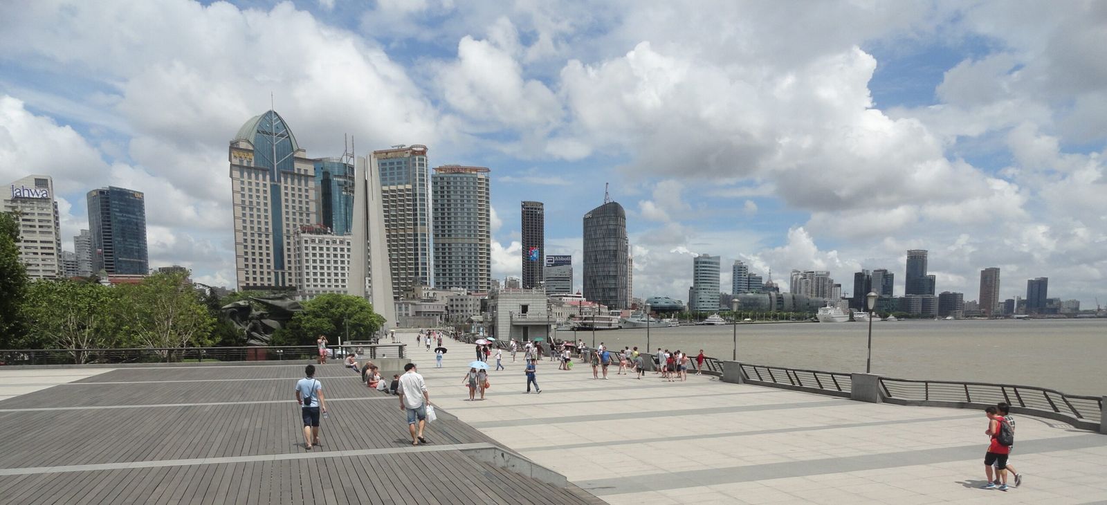Passeio do Bund junto ao rio Huangpu, em Shanghai.
