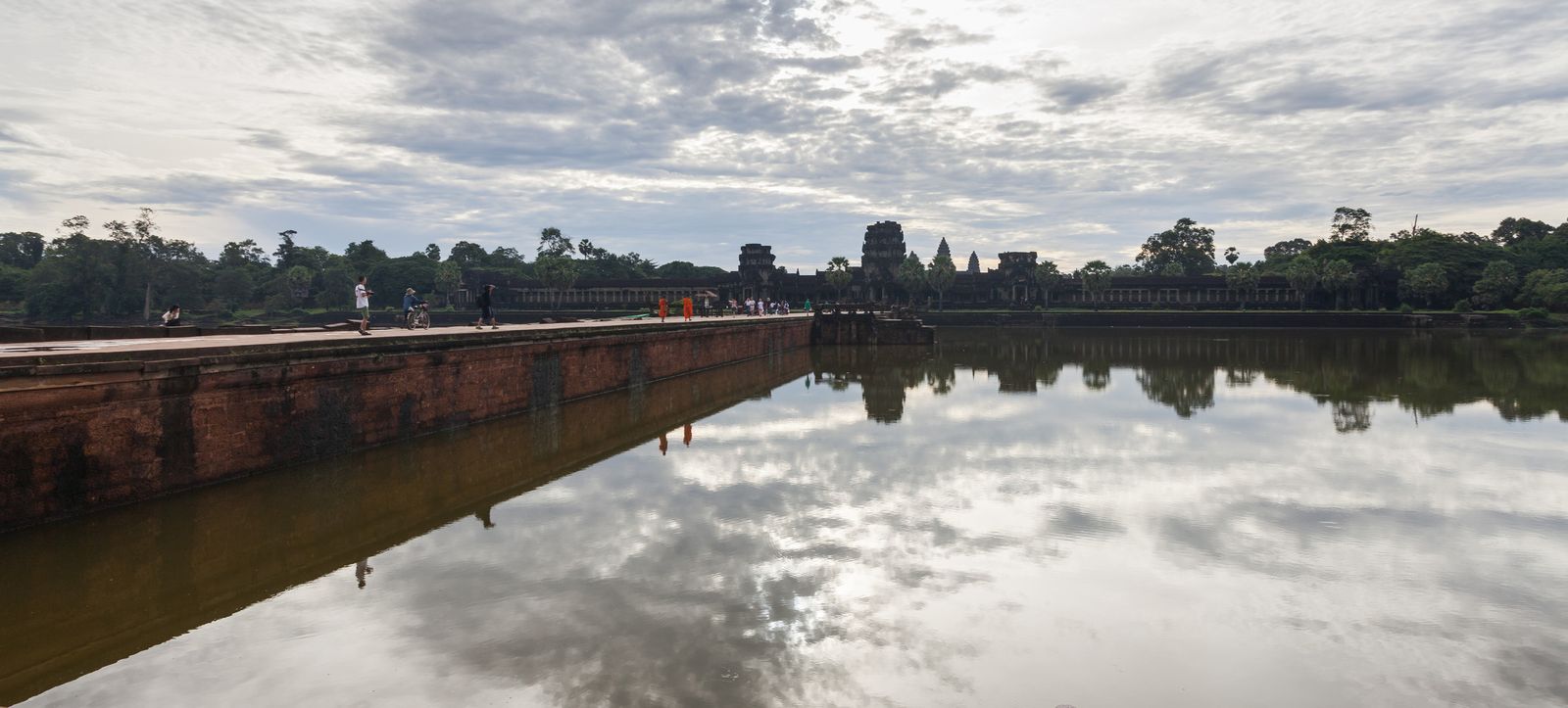 Angkor Wat, visto junto ao fosso, com reflexo e passagem lateral