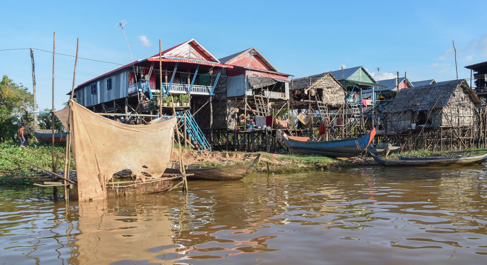 Casas sobre palafitas e margem habitada em Kampong Phluk, região do Tonlé Sap