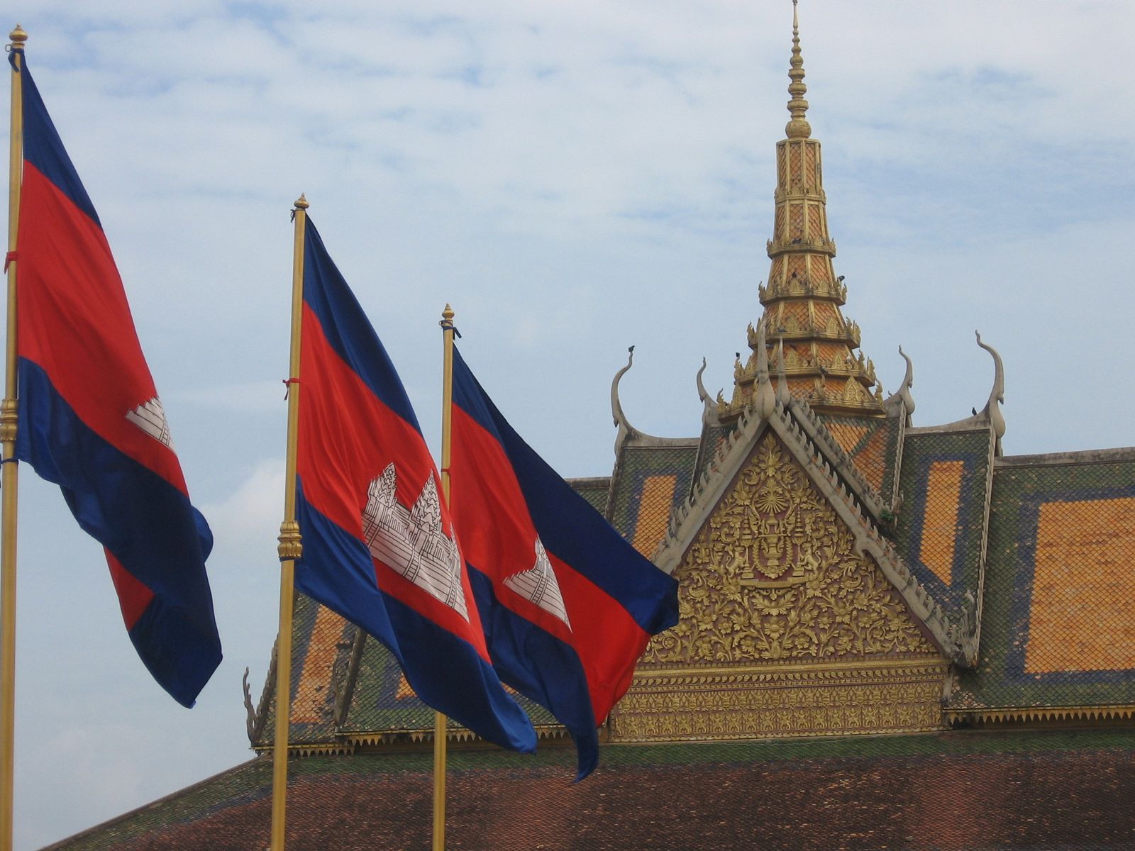 Bandeiras e detalhe do telhado do Palácio Real, Phnom Penh