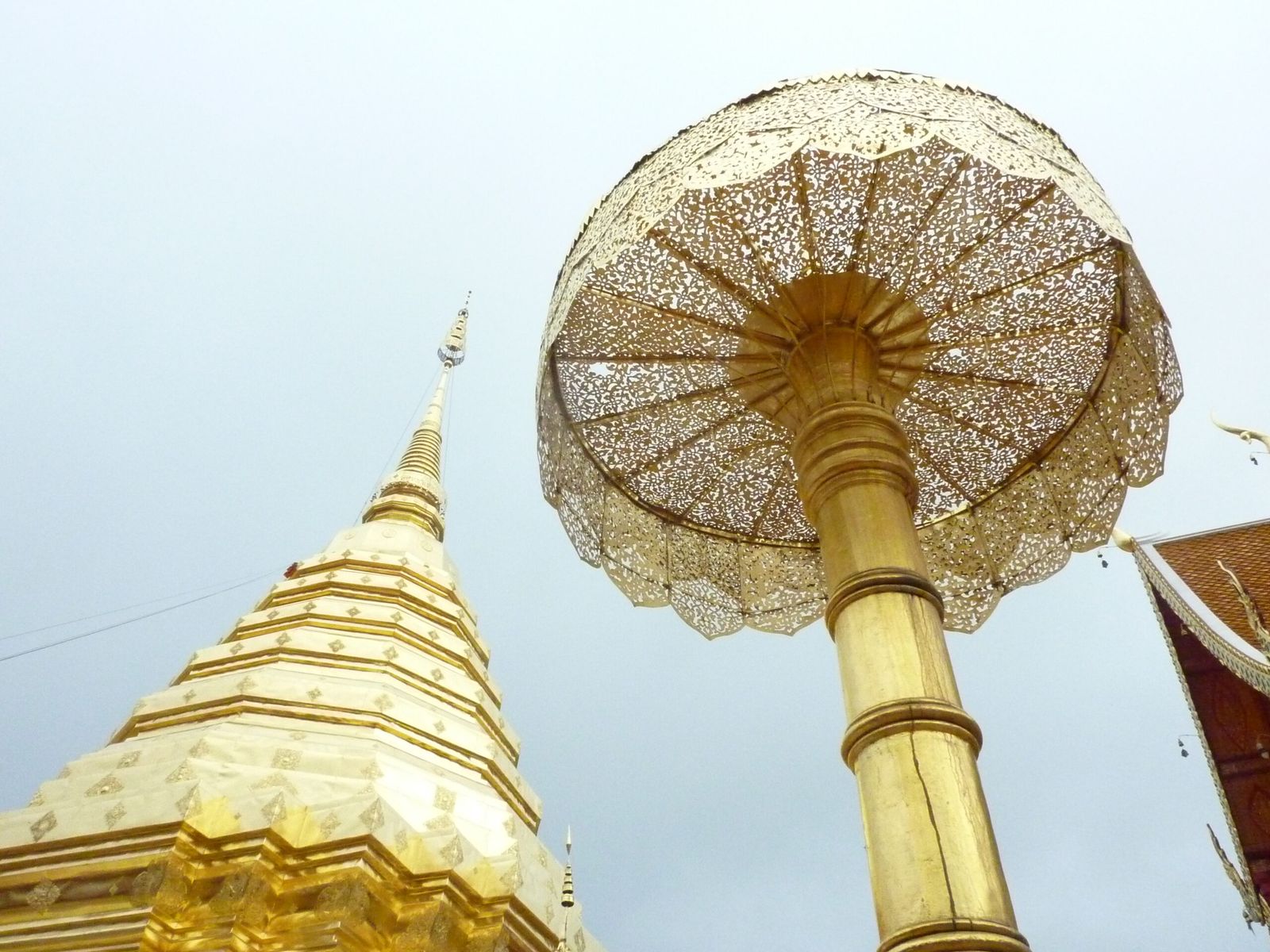 Chedi e guarda-sol ornamental dourados no Wat Phra That Doi Suthep, em Chiang Mai.