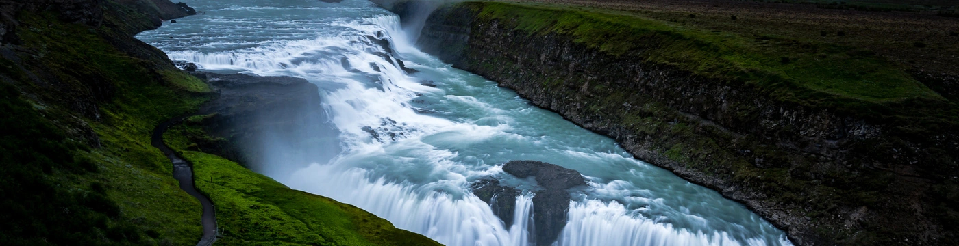 Gullfoss na temporada de verão. A paisagem varia conforme a estação e o clima.