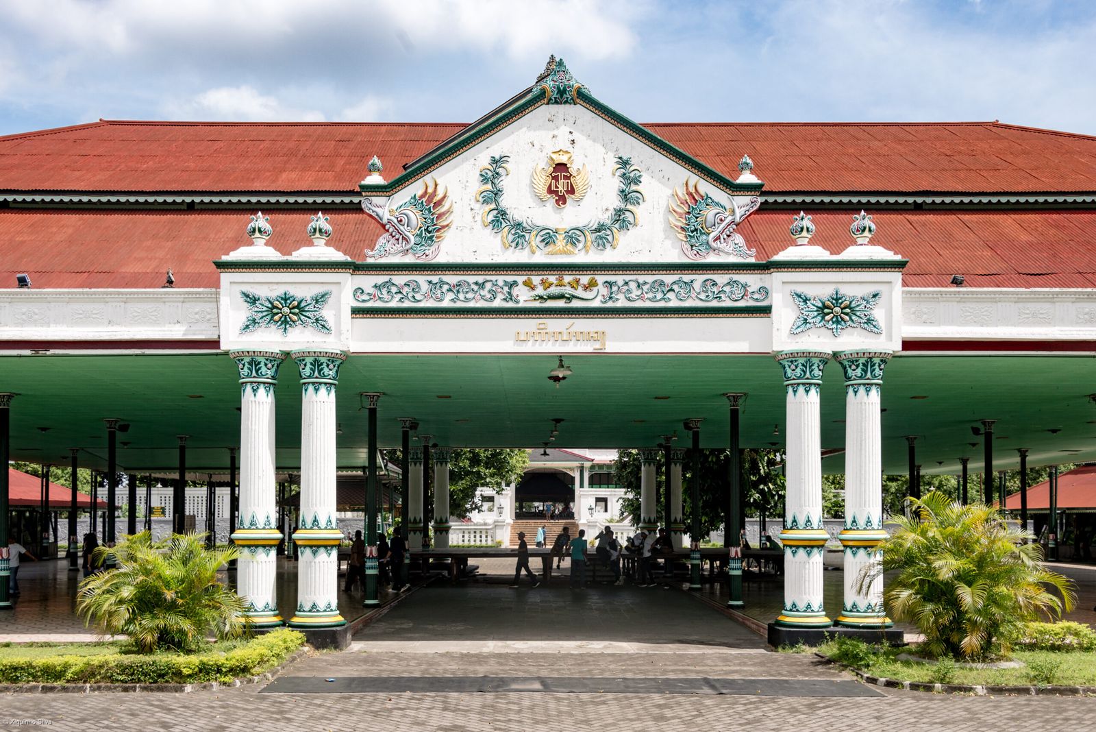 Fachada e colunas do pavilhão Bangsal Pagelaran do Kraton de Yogyakarta, em Java