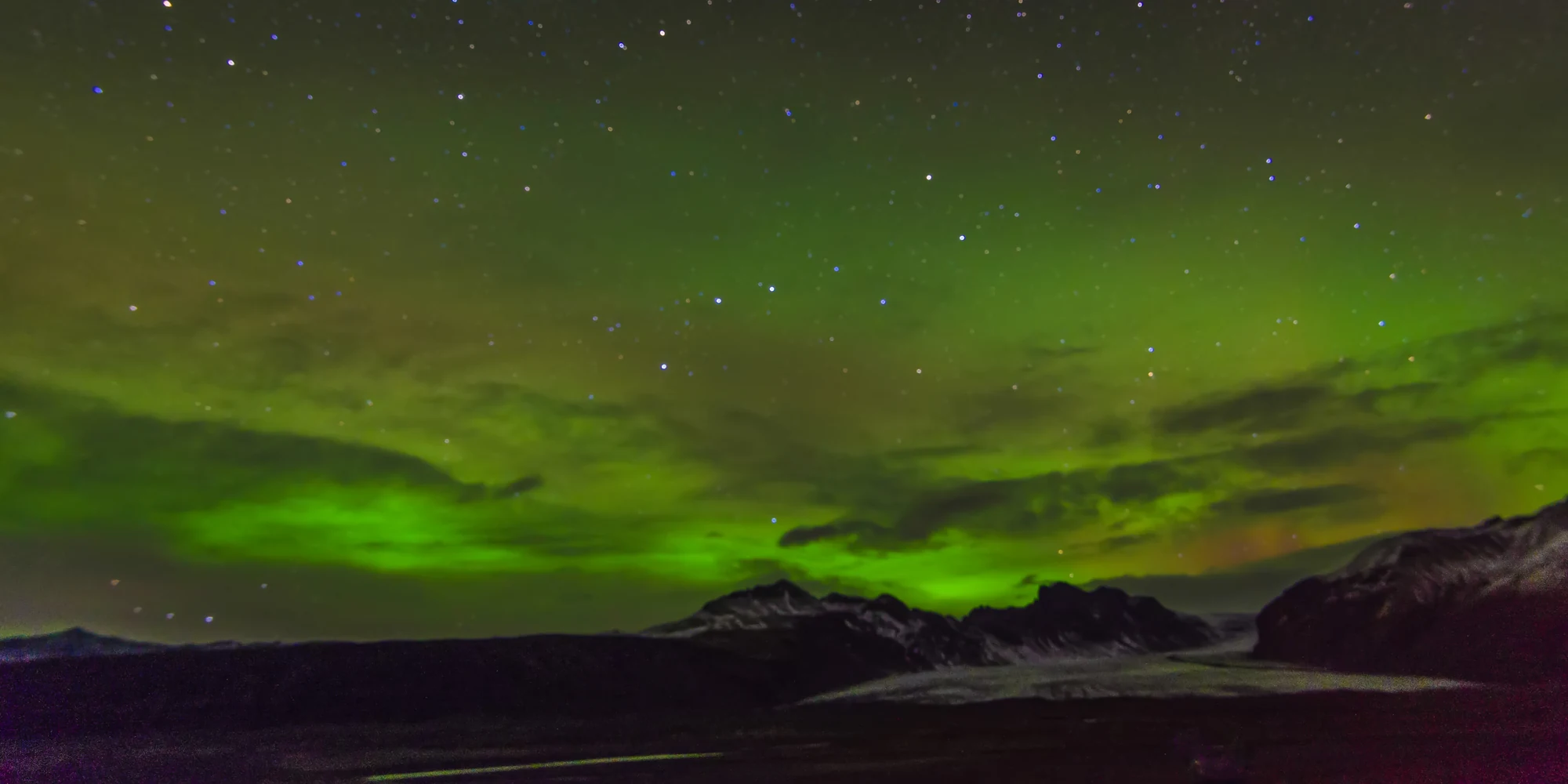 Aurora boreal sobre a paisagem de Skaftafellsjökull, na Islândia
