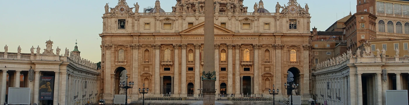Praça e Basílica de São Pedro como contexto da etapa romana. Entrada na basílica não incluída.