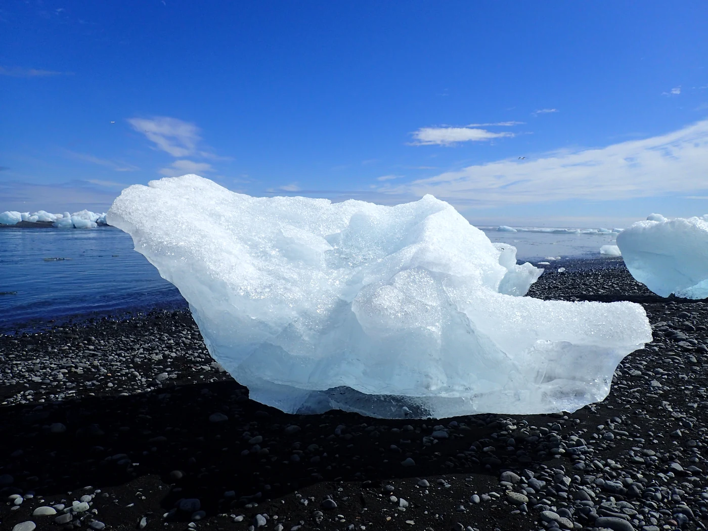 Bloco de gelo junto à margem na região de Jökulsárlón