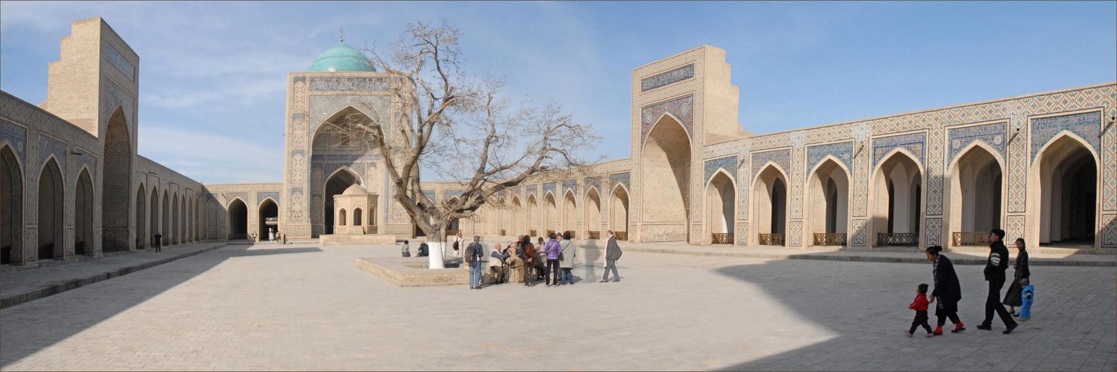 Pátio da mesquita Kalyan, parte do conjunto Poi Kalyan em Bukhara.