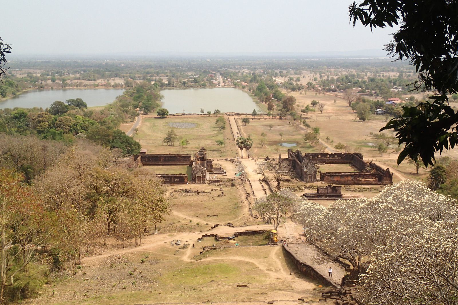 Reservatórios, caminho axial e edifícios de Vat Phou vistos da encosta, em Champasak, Laos