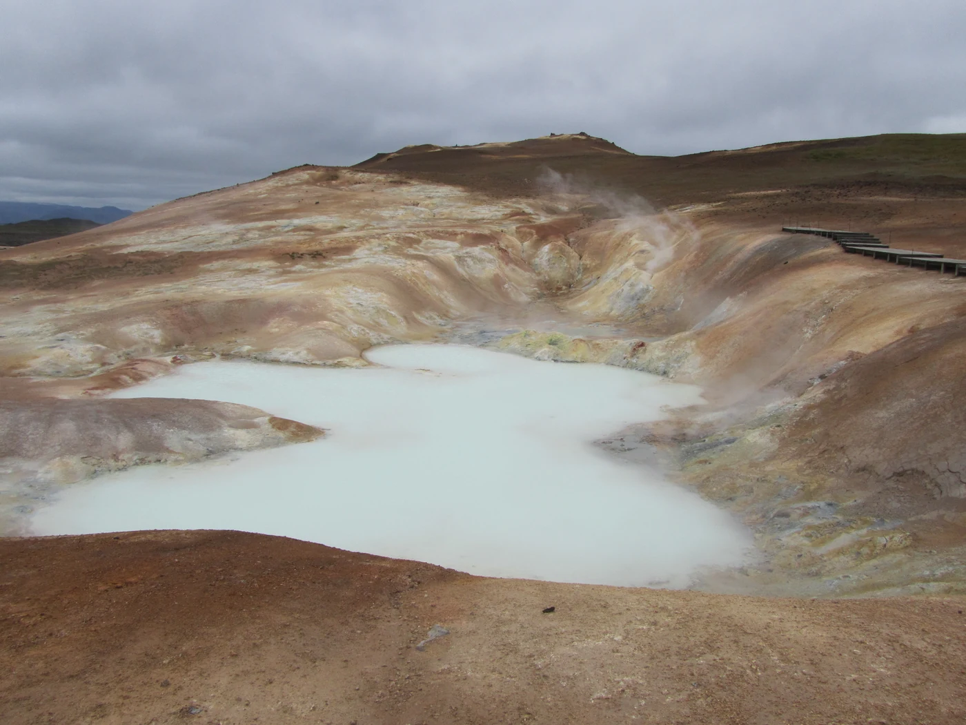 Área geotérmica com vapor e solo exposto na região de Mývatn