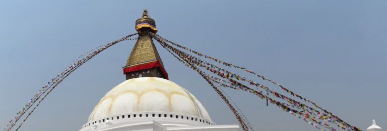 Cúpula e torre da estupa de Boudhanath com bandeiras de oração, no vale de Kathmandu