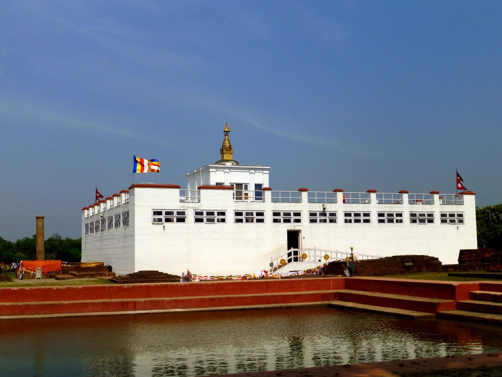 Templo de Maya Devi e espelho de água em Lumbini, no Nepal