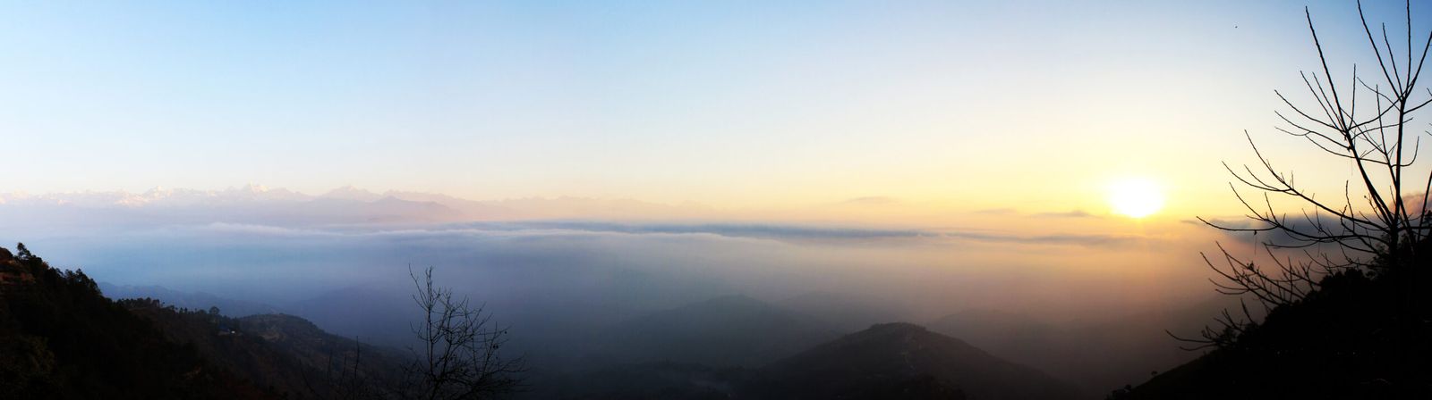 Sequência de montanhas e vales vista de Nagarkot, no Nepal