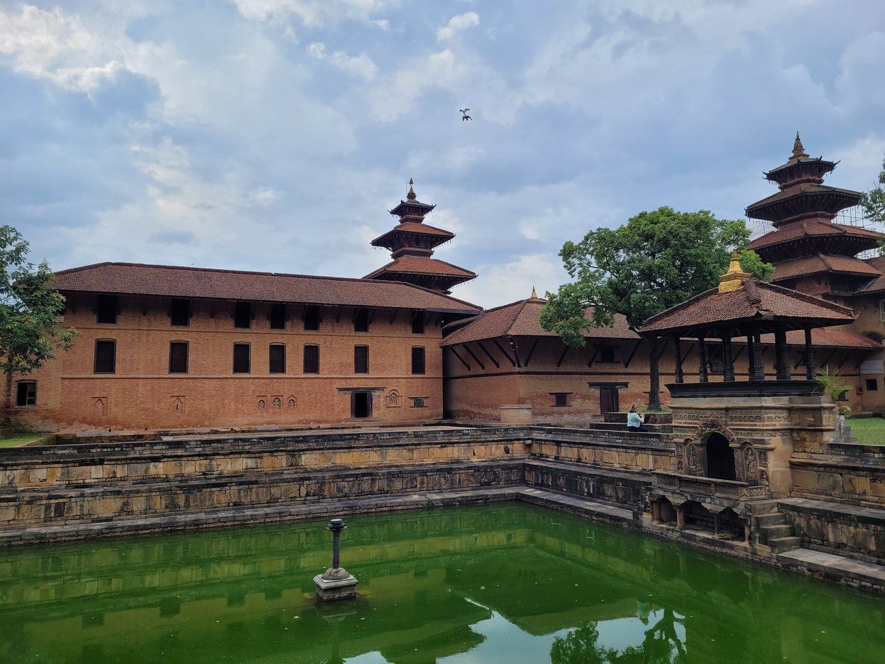 Edificações de tijolos, telhados em pagode e tanque de água no conjunto do Museu de Patan, em Lalitpur.