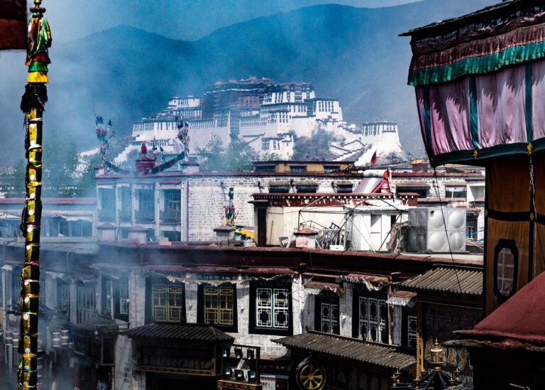 Palácio Potala ao fundo dos telhados de Lhasa, no Tibete.