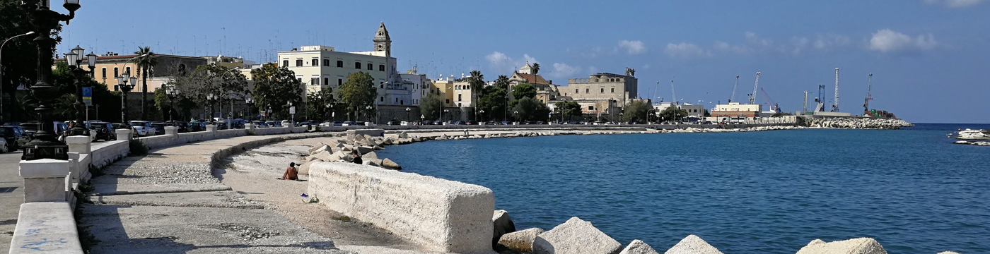 Bari e o Lungomare Imperatore Augusto. Imagem de contexto da cidade de chegada.