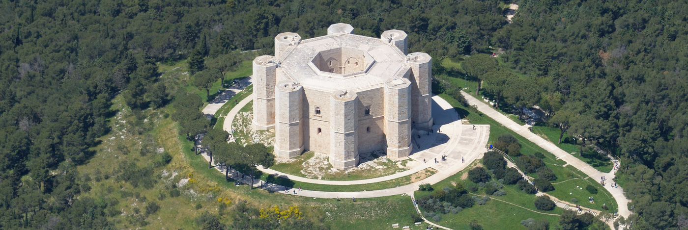 Castel del Monte, a fortaleza de Frederico II, vista do sul.