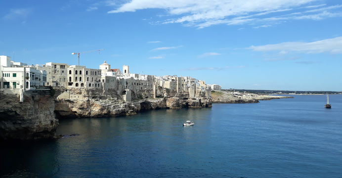 Casario de Polignano a Mare sobre as falésias do Adriático