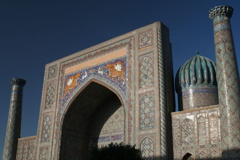 Portal e cúpula da madrassa Sher-Dor, no Registan de Samarkand.