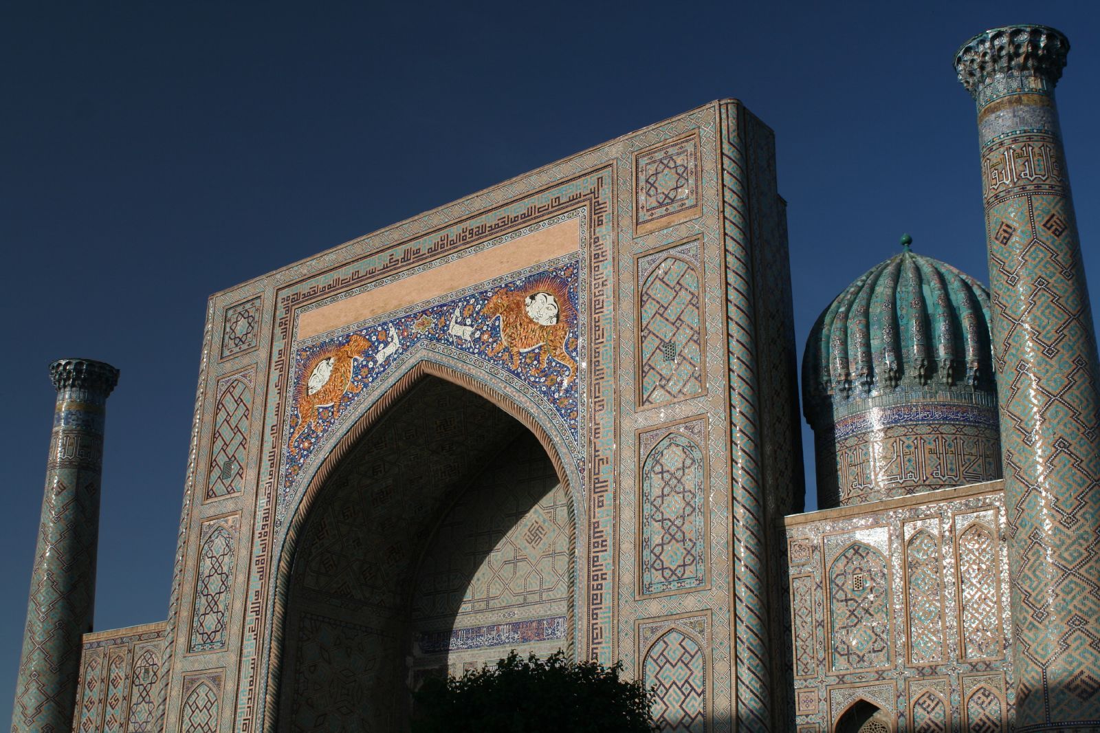 Portal e cúpula da madrassa Sher-Dor, no Registan de Samarkand.