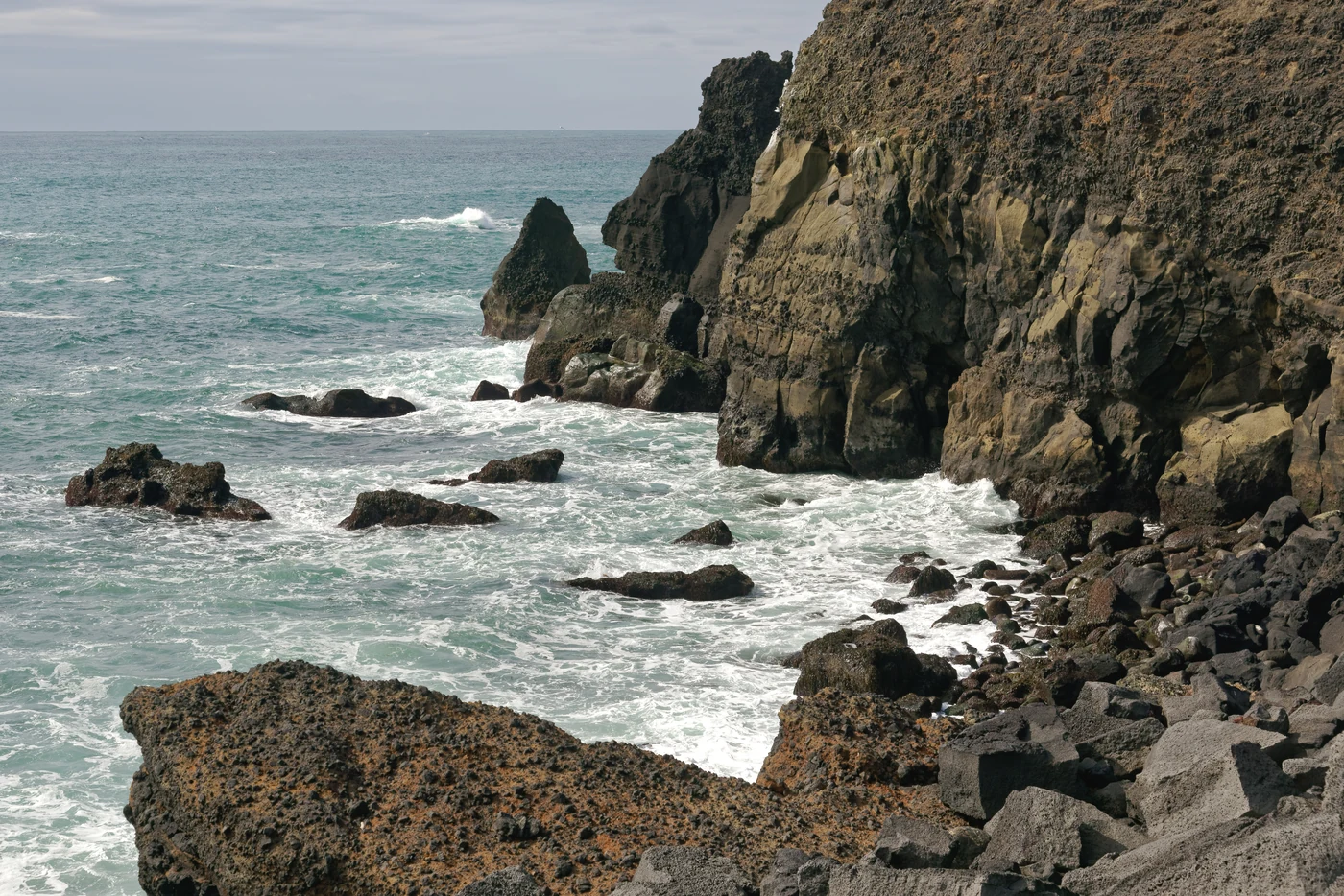 Falésias do cabo Reykjanestá, na península de Reykjanes