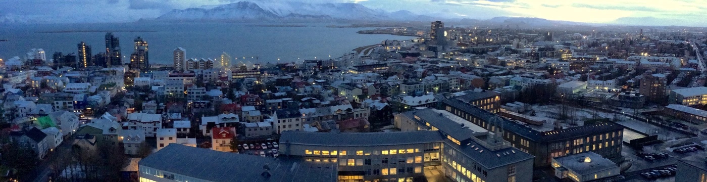 Vista de Reykjavík ao amanhecer; neve e luminosidade variam conforme a estação