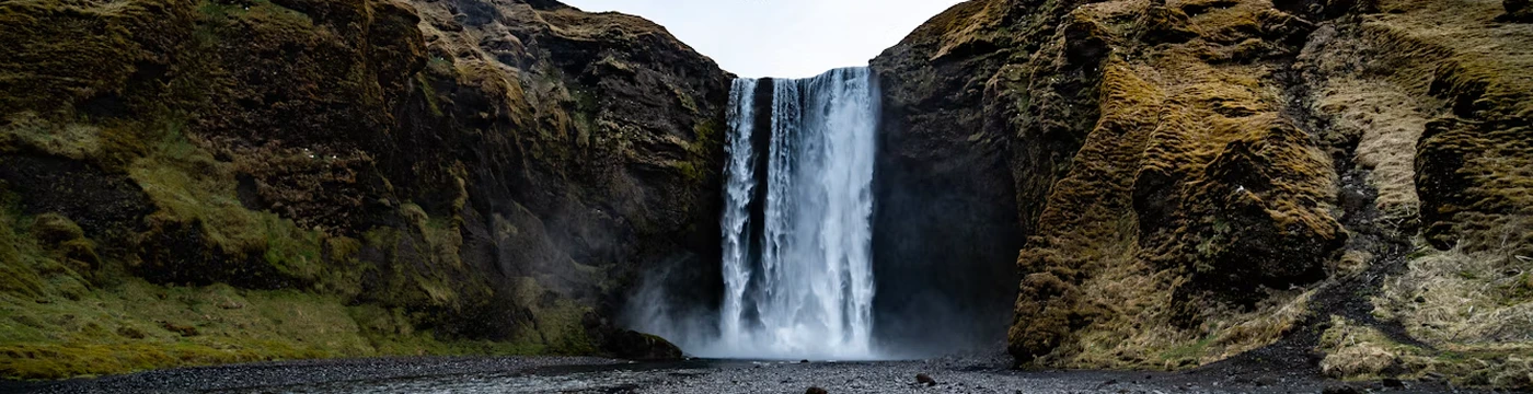 Cachoeira Skógafoss na costa sul da Islândia