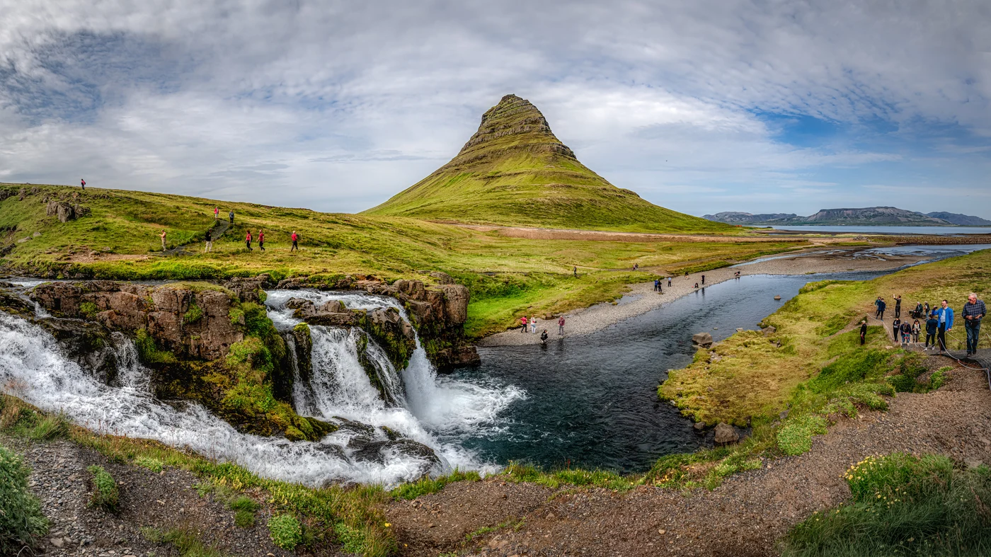 Monte Kirkjufell e queda de Kirkjufellsfoss na península de Snæfellsnes